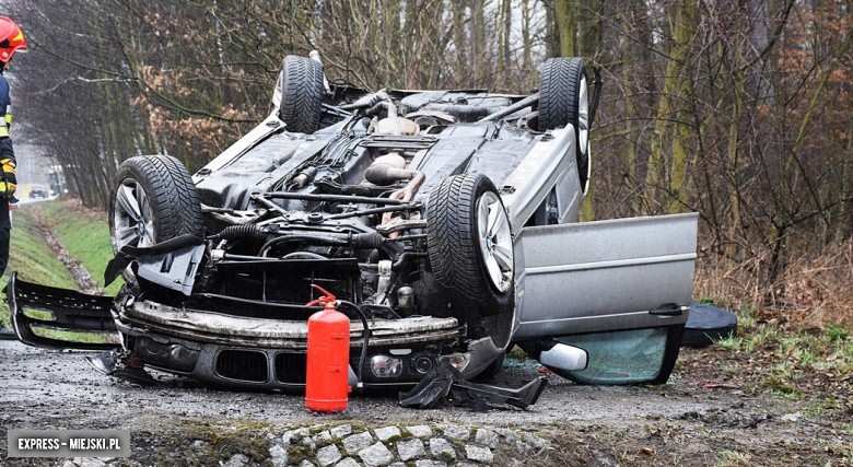 BMW dachowało na krajowej ósemce [ZDJĘCIA]      