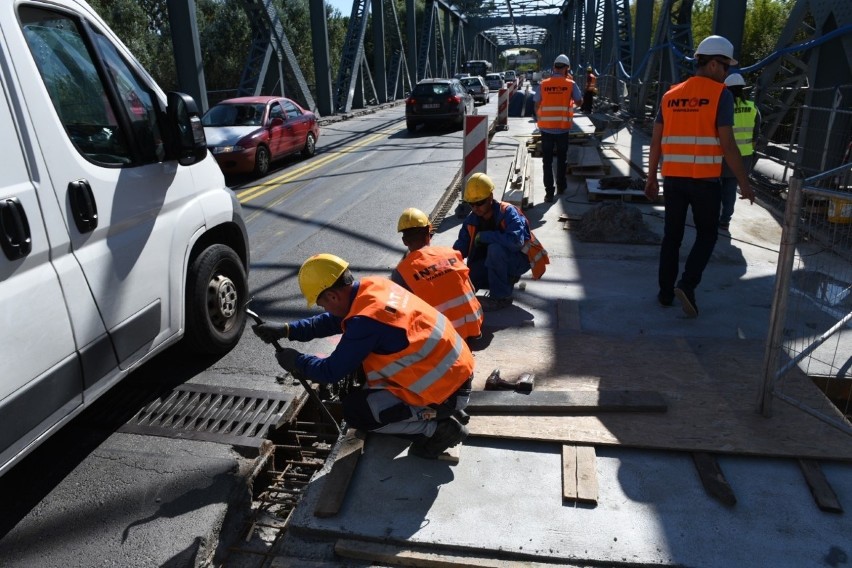 Trwa remont mostu w Toruniu. Kiedy kolejne utrudnienia w...