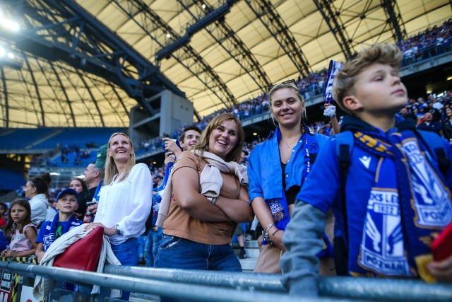 Podczas spotkania Lecha Poznań z Widzewem Łódź (2:0) na stadionie przy Bułgarskiej padł nowy rekord frekwencji, jeśli chodzi o mecze ligowe, rozgrywane w stolicy Wielkopolski. Kolejorza w niedzielnym spotkaniu wspierało dokładnie 23 725 widzów. To nie jest jednak największa liczba fanów, która zjawiła się na stadionie w Poznaniu w tym sezonie. Kilka tysięcy więcej obserwowało na żywo zmagania Lecha Poznań w pierwszej rundzie kwalifikacji Ligi Mistrzów z Karabachem Agdam. Wówczas na Bułgarską przybyło 25 118 fanów. Zobaczcie zdjęcia trybun podczas meczu Lech Poznań - Widzew Łódź --->