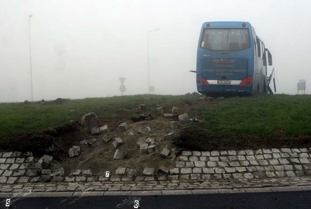 Autokar, wiozący licealistki, wjechał na rondo w Grębowie.