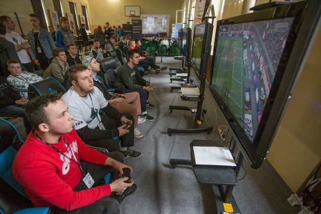 Rolniczak LAN Party to największa impreza gamingowa w regionie słupskim. W dniach od 22 do 25 marca zawodnicy rywalizują ze sobą w turniejach w gry: CS:GO, LoL, FIFA 18 i Gwint.