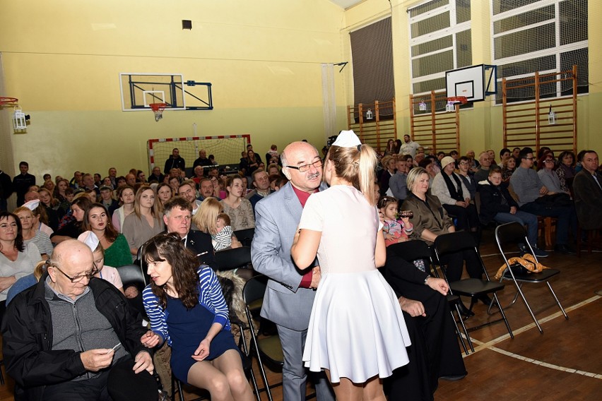 Gorlice. Mażoretki Domino od 15 lat są ozdobą uroczystości w powiecie. Teraz tańczą, choć miały tylko grać na werblach [ZDJĘCIA]