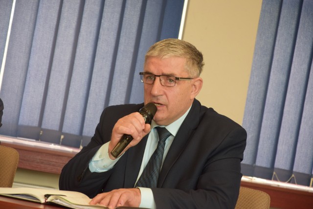 Burmistrz Kamienia Wojciech Głomski otrzymał od radnych jednogłośne absolutorium i wotum zaufania z wykonania budżetu za 2021 rok