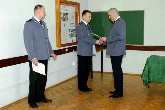 Dariusz Kułak, nowy Komendant Powiatowy Policji w Hajnówce (w środku) odbiera akt powołania od Komendanta Wojewódzkiego.