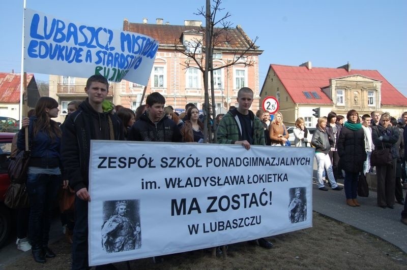 Protest w sprawie szkoły w Lubaszczu 