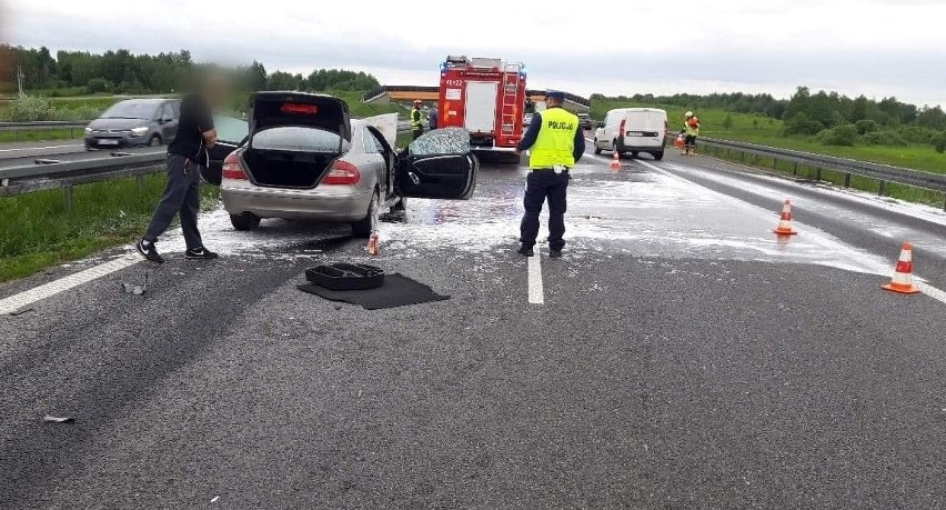 Bochnia. Wypadek na autostradzie A4, samochód osobowy uderzył w ciężarówkę i zapalił się