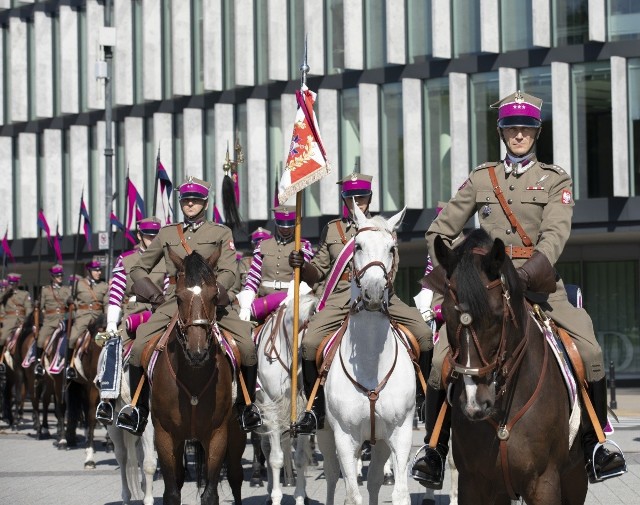 W piątek, 3 września, przy Grobie Nieznanego Żołnierza w Warszawie odbył się uroczysty apel z okazji Święta Kawalerii Polskiej. Na plac Marszałka Józefa Piłsudskiego przybyły pododdziały Pułku Reprezentacyjnego Wojska Polskiego, w tym Szwadron Kawalerii WP. W uroczystości wzięli udział przedstawiciele oddziałów, które kultywują tradycje polskiej kawalerii. Wśród nich obecny dowódca 11. Lubuskiej Dywizji Kawalerii Pancernej generał Piotr TrytekŚwięto Kawalerii Polskiej upamiętnia chlubną tradycję jazdy polskiej. Przypada na ostatni dzień sierpnia, w rocznicę zwycięstwa polskich  kawalerzystów nad trzykrotnie liczniejszą armią konną Siemiona Budionnego w bitwie pod Komarowem 31 sierpnia 1920 r. Była to największą i zarazem ostatnia wielka bitwa kawaleryjska XX wieku.Wideo: "To są groby zwycięzców". Prezydent wziął udział w Apelu Pamięci z okazji Święta Wojska PolskiegoŹródło: TVN24/x-news