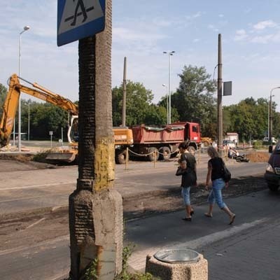 Tak wczoraj rano wyglądało skrzyżowanie ul. Walczaka z Czereśniową. Zdezorientowali kierowcy szukali przejazdu między maszynami budowlanymi, ludzie chodzili jak popadło, bo nikt nie wyznaczył przejść.