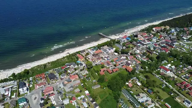 Jak wyglądają nadmorskie miejscowości z lotu ptaka, czy raczej lotu drona? Sprawdźcie! Oto zdjęcia naszego Internauty Rogera Gorączniaka, który prowadzi na Facebooku profil Chłopy foto.