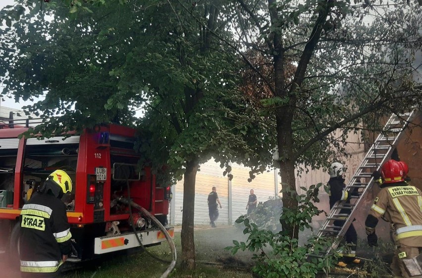 Kolejny pożar drewnianego domu pod Lublinem. Po starciu z ogniem niewiele zostało. Zdjęcia