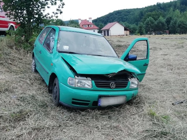 Do zdarzenia doszło w piątek około godz. 18 w Sielnicy (gm. Dubiecko) w powiecie przemyskim.- Kierujący volkswagenem polo, 55-letni mieszkaniec pow. przemyskiego na łuku drogi zjechał w lewo, uderzył w skarpę i dachował poza drogą - powiedziała mł. asp. Marta Fac z Komendy Miejskiej Policji w Przemyślu.Pierwsi z pomocą ruszyli strażacy z OSP Dubiecko. Strażacy wyciągnęli mężczyznę z auta i przekazali załodze pogotowia ratunkowego. 55-latek trafił do szpitala, był przytomny. Policjanci pobrali od niego krew do badań.ZOBACZ TEŻ: Wypadek w Żurawicy. Dachowała honda, do szpitala trafiło 5 osób