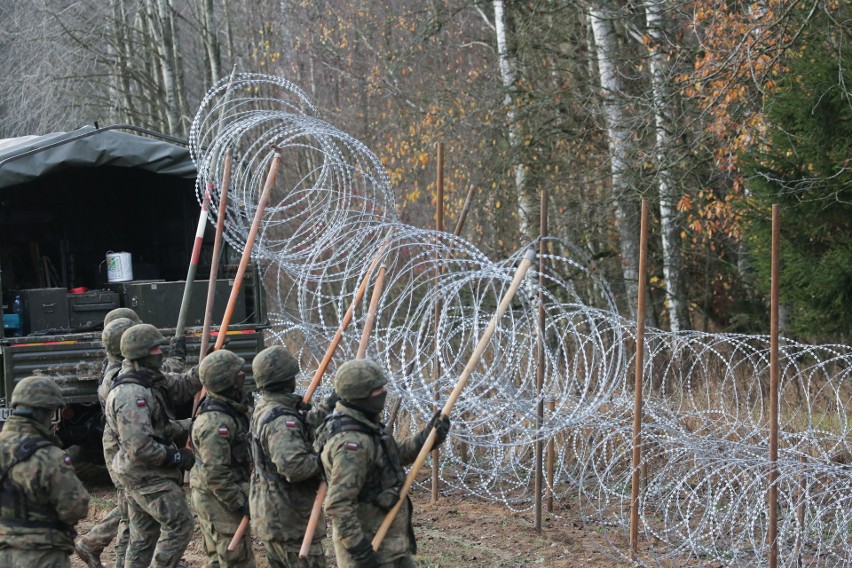 Zapora na granicy Polski z Rosją. Tylko w środę żołnierze wybudowali około stu metrów 