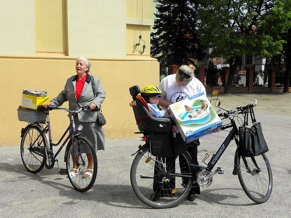 Najstarsza uczestniczka Weronika Singerska i 11-miesięczny Eryk Kowalczyk, najmłodszy fan roweru