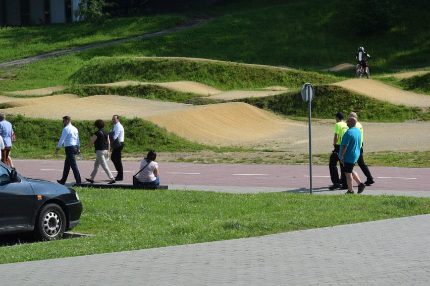 Ochroniarze idący za prezydentem, jego zastępcą i...