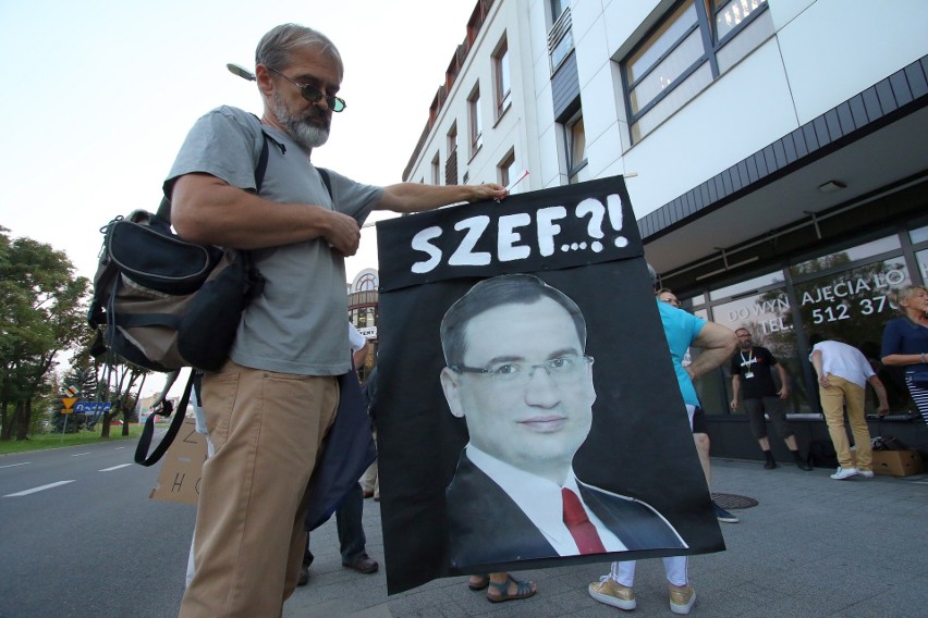 Protest opozycji przeciwko Zbigniewowi Ziobro. Ostre słowa Sienkiewicza i Rzepki [ZAPIS TRANSMISJI]