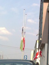 Flagi opuszczone. Odbędzie się marsz ku czci ofiar