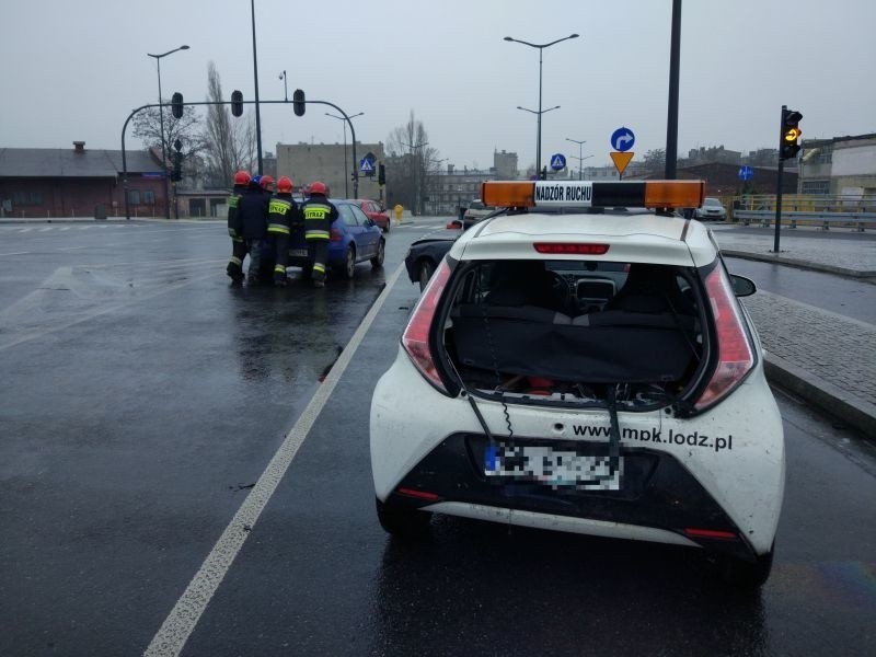 Uwaga na marznący deszcz! Bardzo śliskie drogi i chodniki. Przy dworcu Fabrycznym zderzyły się 24 samochody!