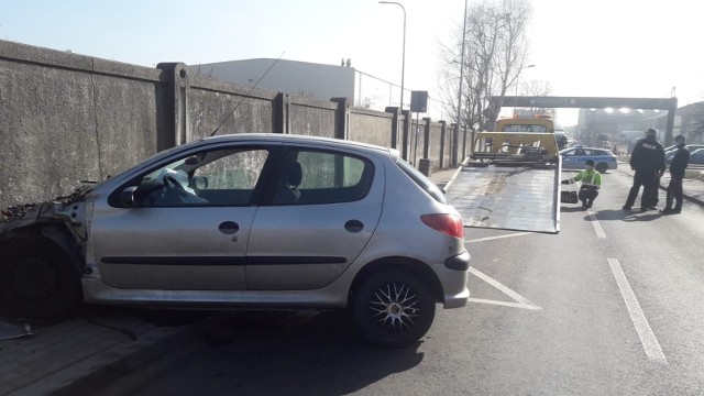 Pościg w Rybniku. Uciekający kierowca uderzył w busa i betonowe ogrodzenie.Zobacz kolejne zdjęcia. Przesuwaj zdjęcia w prawo - naciśnij strzałkę lub przycisk NASTĘPNE