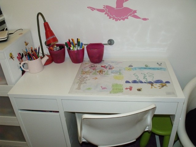 pokój dzieckaPokój Mai, małej opolanki przygotowano w kolorystce białej z różowymi dodatkami.