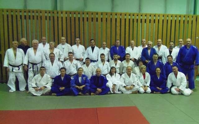 Uczestnicy pokazowego treningu z okazji pięćdziesięciolecia istnienia sekcji judo w Grudziądzu. Na jednej macie ćwiczyło kilka pokoleń zawodników