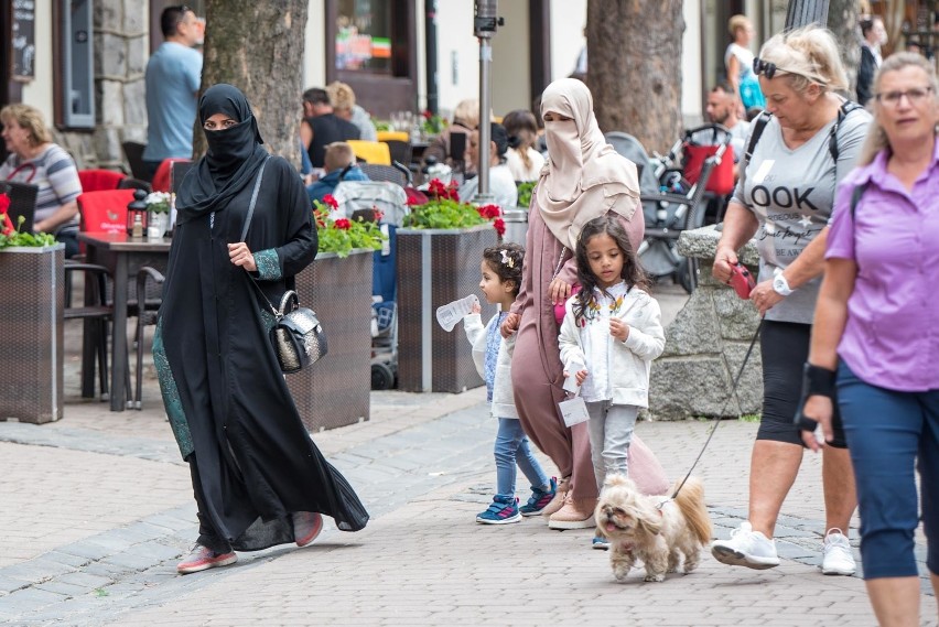 Zakopane. To nie żarty! Arabowie rozdają pieniądze dzieciom na Krupówkach [14.08.19]