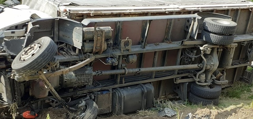 Wypadek w Gąsiorowie, pow. ostrowski. Na drodze wojewódzkiej nr 694 zderzyły się bus z ciężarówką. 12.08.2021. Zdjęcia