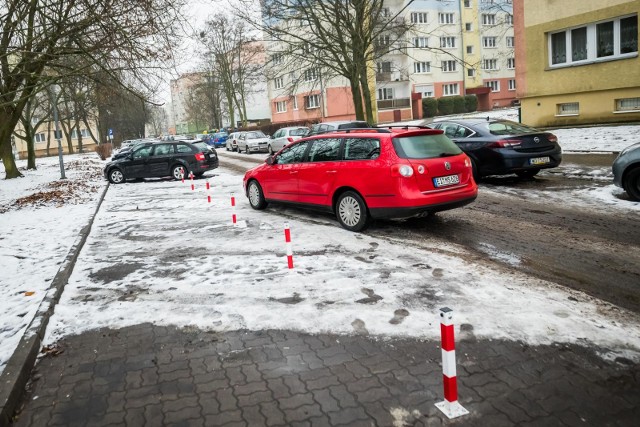 Problem z miejscami parkingowymi dla mieszkańców ul. Kombatantów 4,6,8 i 10 w Bydgoszczy.