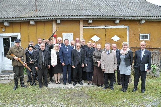 Pamiątkowe zdjęcie przed domem Władysława Sadłochy w Wysokach Małych. To w tym domu w 1915 roku zatrzymał się Józef Piłsudski. Z tej okazji na ścianie budynku zawieszono tablicę pamiątkową.