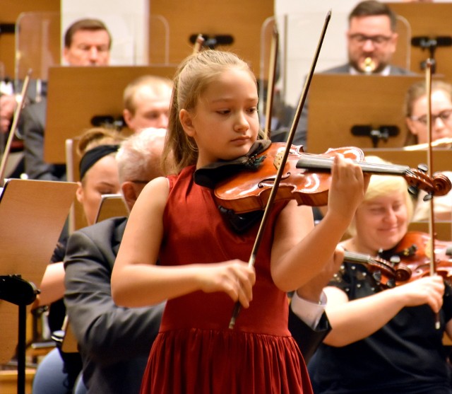 Joasia po raz kolejny zagrała na scenie zielonogórskiej filharmonii jako najmłodsza solistka