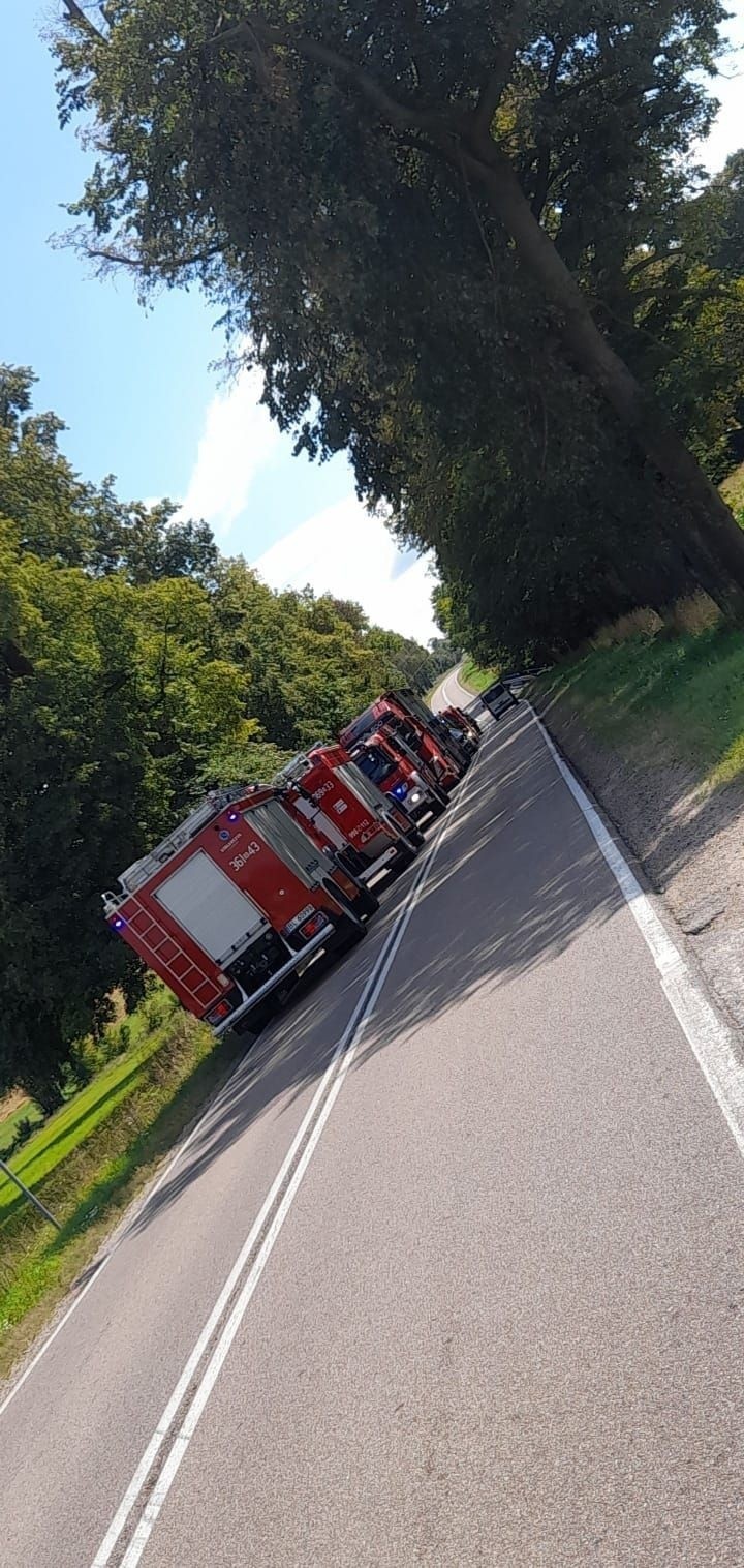 Kramkowo. Wypadek na DK 64. Volvo zderzyło się z ciężarówką....