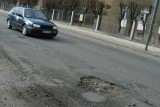 W Głogowie są strasznie dziurawe drogi. Kieriowcy czekają na remont