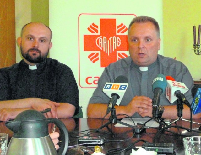 Ksiądz Robert Kowalski, dyrektor radomskiej Caritas, i  jego zastępca ksiądz Damian Drabikowski zachęcają do udziału w PEAD.