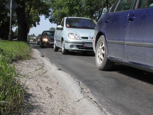 Odcinek ulicy Jesionowej od Klonowej do Toporowskiego jest w strasznym stanie. Ma głębokie koleiny, a z boku zrobił się wał z asfaltu.