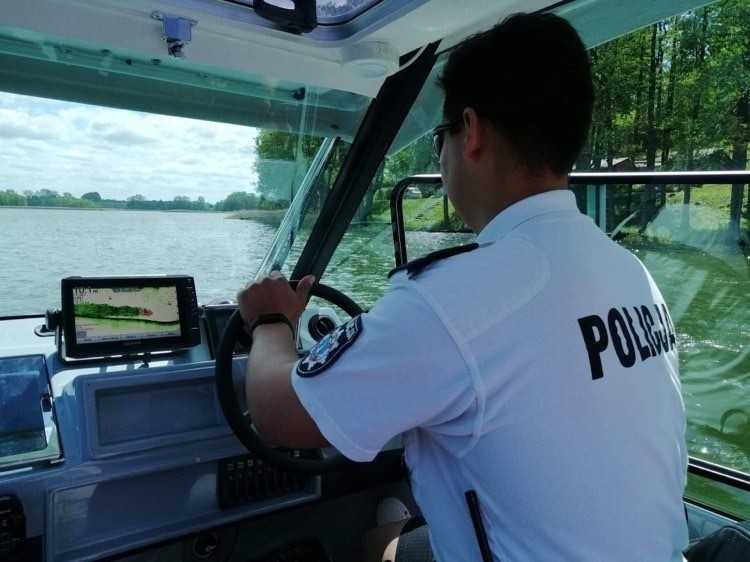 Policjanci wodni pomogli turystom wrócić do brzegu. Niebezpieczne warunki atmosferyczne mogły doprowadzić do tragedii (zdjęcia, video)