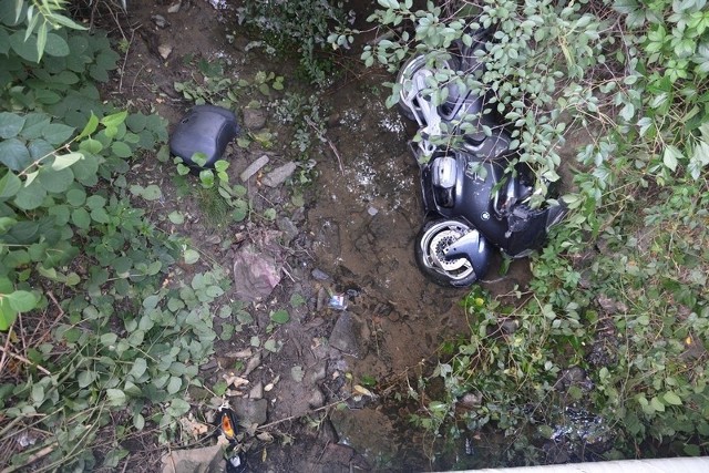 Mężczyzna stracił panowanie nad motocyklem i wylądował w rzece.