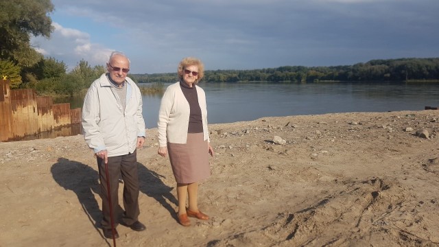 - Ostatnie zdjęcie Taty z Mamą na nabrzeżu ukochanej Wisły, we wrześniu ubiegłego roku. Chciałam, żeby zobaczył, ile się dzieje nad Wisłą. Wiele lat walczył o odzyskanie i uporządkowanie tego miejsca - przekazała nam Hanna Rzadkosz-Florkowska, córka Zmarłego.