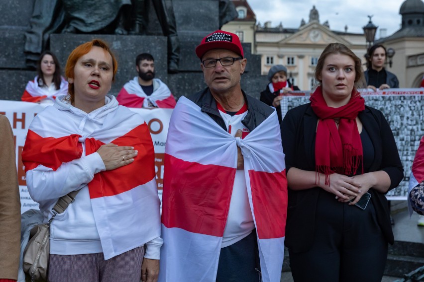 Liderka białoruskiej opozycji Swiatłana Cichanouska spotkała się z Białorusinami i Ukraińcami na krakowskim Rynku ZDJĘCIA