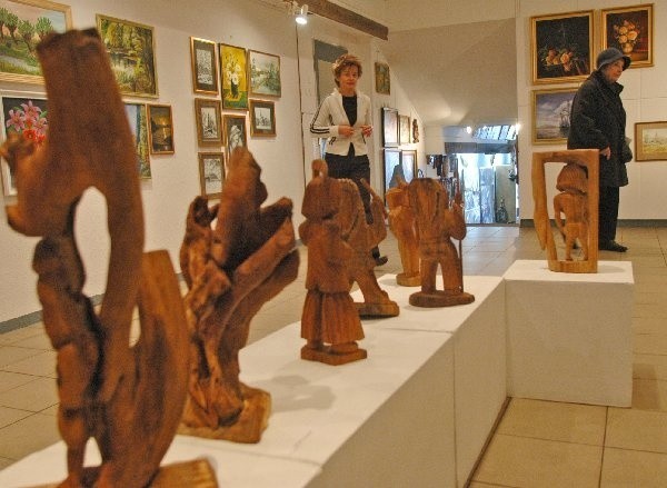 Zaprezentowane na wystawie rzeźby przedstawiają między  innymi sylwetki Indian