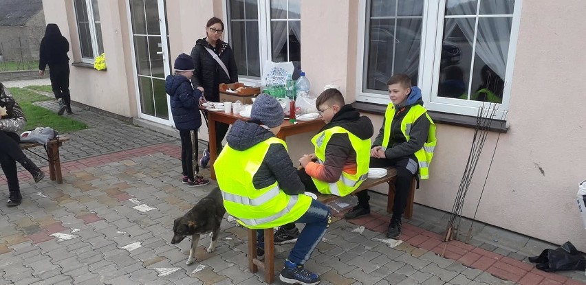 W Mąchocicach Kapitulnych, w gminie Masłów zrobili... kapitalne porządki. Nazbierali blisko 90 worków śmieci (ZDJĘCIA)