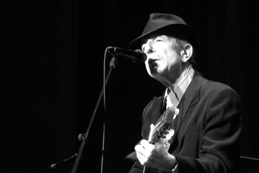 Leonard Cohen był kanadyjskim poetą, pisarzem i...