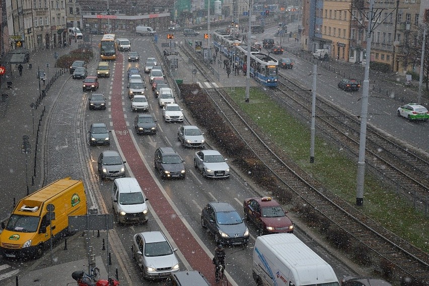 To jeszcze nie początek zimy, ale będzie bardzo ślisko. Synoptycy ostrzegają 