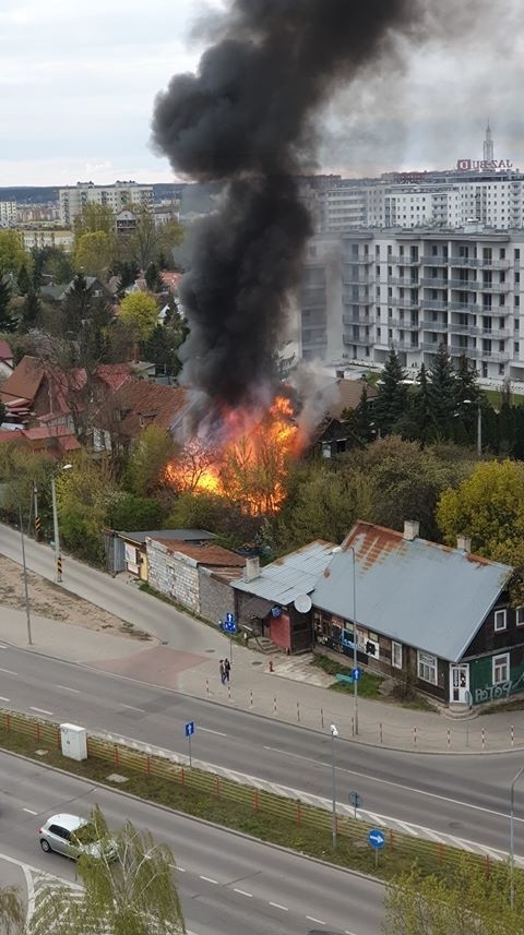 Białystok. Pożar drewnianego domu przy ul. Mohylowskiej. Siedem zastępów straży pożarnej uczestniczyło w akcji gaśniczej [ZDJĘCIA]