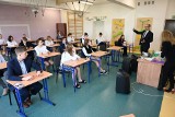 Egzamin ósmoklasisty 2022 z języka obcego w Świętokrzyskiem. Zobacz relacje i zdjęcia z Kielc i powiatów