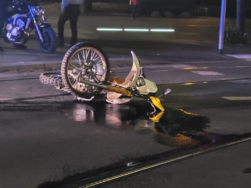 Niebezpieczny wypadek w Szczecinie. Motocyklista zderzył się z dwoma autami [ZDJĘCIA]