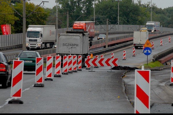 Drogowcy wyłączyli z ruchu prawy pas estakady i lewy na dolnej jezdni.