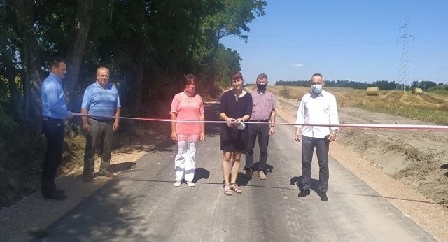 W ostatnich dniach oficjalnie otwarto do użytku drogę w miejscowości Wierzchy.