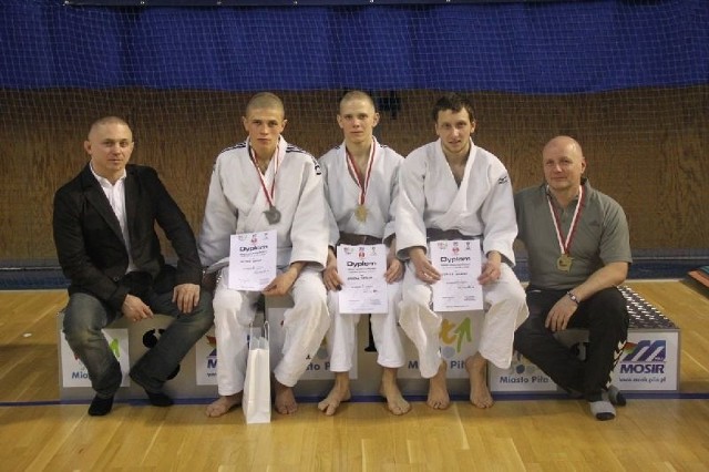 Damian Stępień (drugi z lewej) zdobył srebrny medal na Mistrzostwach Polski Juniorów w judo.