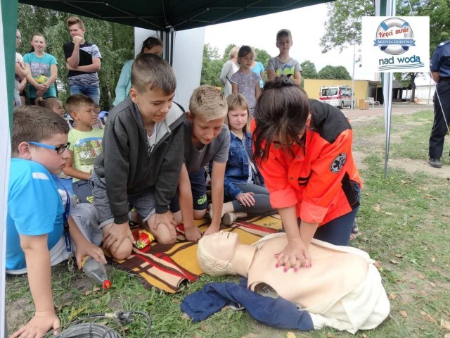 Dzieci ze Świetlicy Profilaktyczno – Wychowawczej w Zwoleniu miały również możliwość przećwiczenia udzielania pierwszej pomocy.