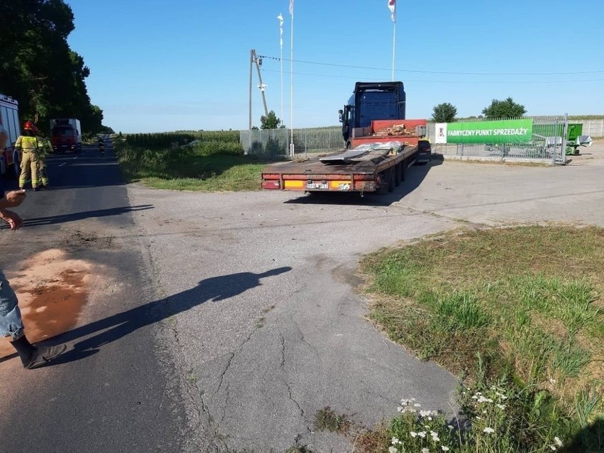 Wypadek w Andrzejewie-Kolonii, 3.08.2021. Na drodze Andrzejewo - Dąbrowa doszło do zderzenia osobówki z ciężarówką. Zdjęcia