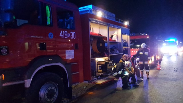 Na miejscu pracują służby. Jedna osoba jest poszkodowana.